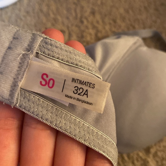 2 barely worn SO 32A bras - Picture 2 of 4
